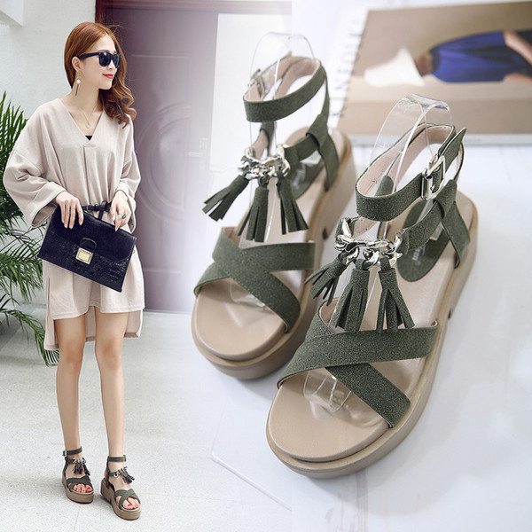 Υπερσύγχρονα σανδάλια με σταυρό ιμάντες και φούντες