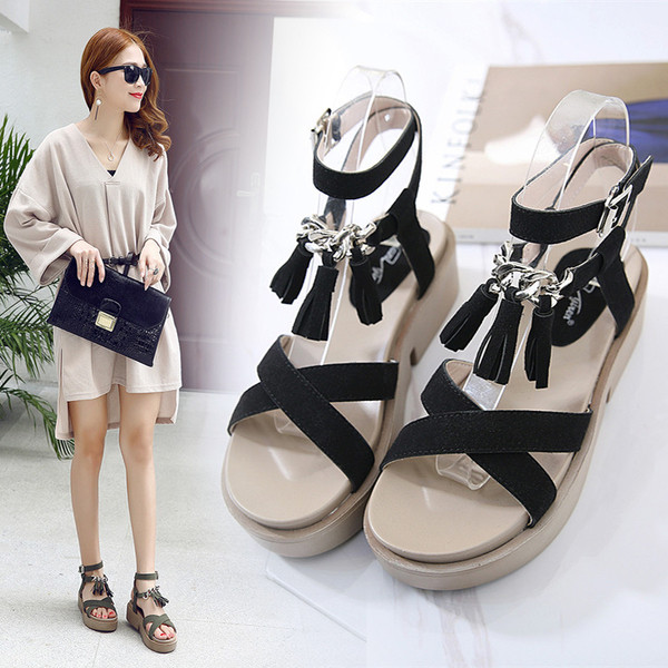 Υπερσύγχρονα σανδάλια με σταυρό ιμάντες και φούντες