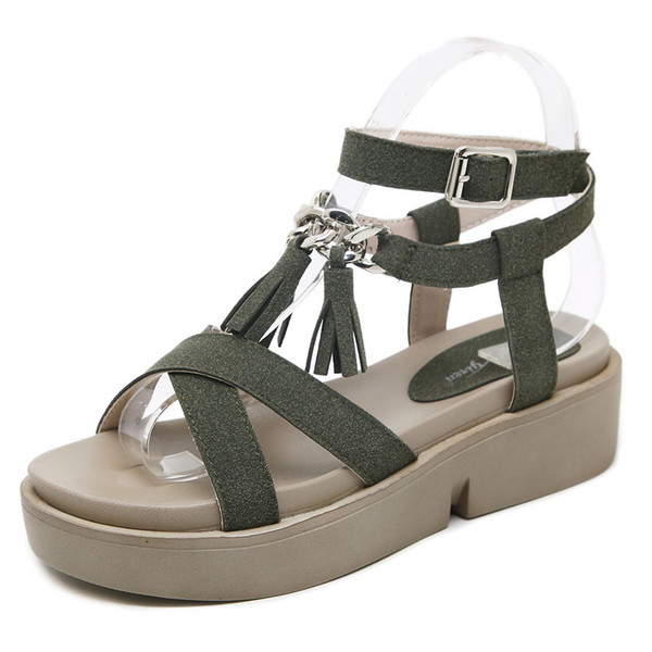 Υπερσύγχρονα σανδάλια με σταυρό ιμάντες και φούντες