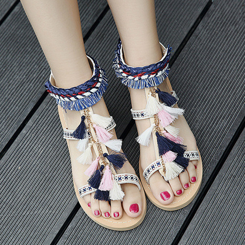 Σανδάλια με κεντήματα και διακοσμητικά φούντες