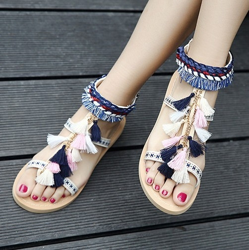 Σανδάλια με κεντήματα και διακοσμητικά φούντες