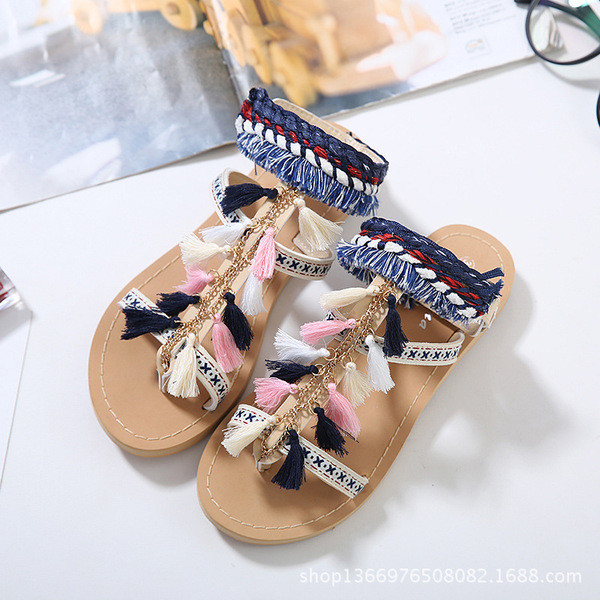 Σανδάλια με κεντήματα και διακοσμητικά φούντες