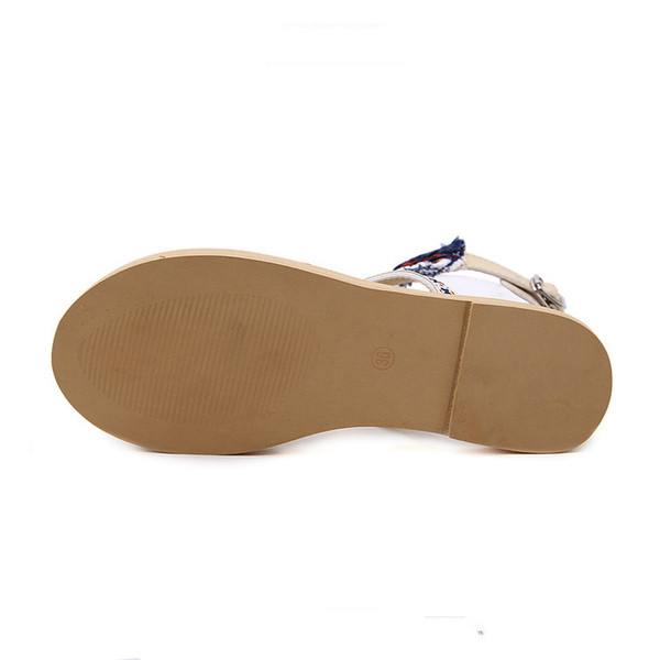 Σανδάλια με κεντήματα και διακοσμητικά φούντες