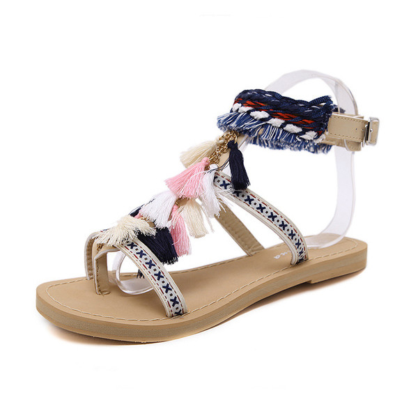 Σανδάλια με κεντήματα και διακοσμητικά φούντες