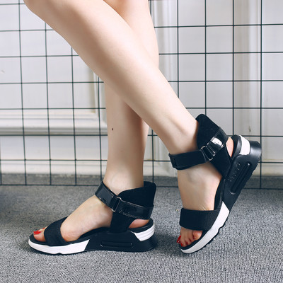 Κομψό περιστασιακή σανδάλια μπάλωμα σε γκρι και μαύρο