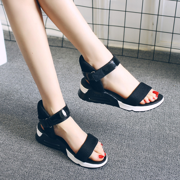 Κομψό περιστασιακή σανδάλια μπάλωμα σε γκρι και μαύρο