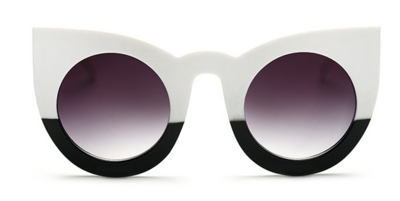 Μεγάλη κυρίες γυαλιά με ένα ενδιαφέρον σχήμα του γυαλιού και του πλαισίου