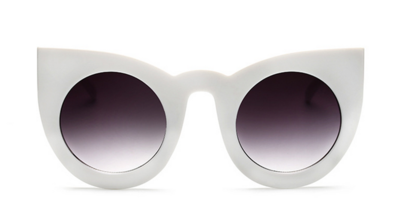 Μεγάλη κυρίες γυαλιά με ένα ενδιαφέρον σχήμα του γυαλιού και του πλαισίου