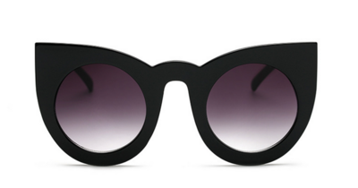 Μεγάλη κυρίες γυαλιά με ένα ενδιαφέρον σχήμα του γυαλιού και του πλαισίου