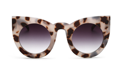 Μεγάλη κυρίες γυαλιά με ένα ενδιαφέρον σχήμα του γυαλιού και του πλαισίου