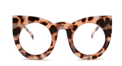 Μεγάλη κυρίες γυαλιά με ένα ενδιαφέρον σχήμα του γυαλιού και του πλαισίου