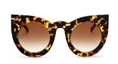 Μεγάλη κυρίες γυαλιά με ένα ενδιαφέρον σχήμα του γυαλιού και του πλαισίου