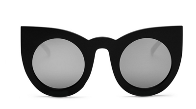 Μεγάλη κυρίες γυαλιά με ένα ενδιαφέρον σχήμα του γυαλιού και του πλαισίου