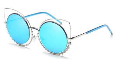 Μεγάλη κυρίες γυαλιά με ενδιαφέρουσα διακόσμηση του γυαλιού