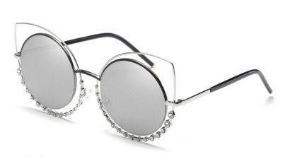 Μεγάλη κυρίες γυαλιά με ενδιαφέρουσα διακόσμηση του γυαλιού