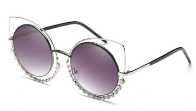 Μεγάλη κυρίες γυαλιά με ενδιαφέρουσα διακόσμηση του γυαλιού