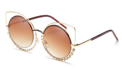 Μεγάλη κυρίες γυαλιά με ενδιαφέρουσα διακόσμηση του γυαλιού