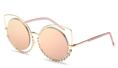 Μεγάλη κυρίες γυαλιά με ενδιαφέρουσα διακόσμηση του γυαλιού