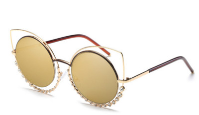 Μεγάλη κυρίες γυαλιά με ενδιαφέρουσα διακόσμηση του γυαλιού