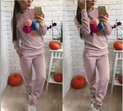 Дамски спортен екип с много интересна апликация с пух