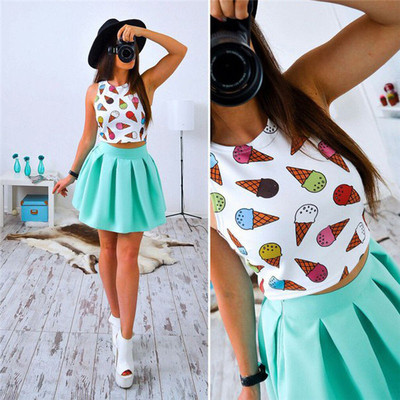 Πολλές κυρίες φρέσκο σετ από δύο μέρη, συμπεριλαμβανομένων potniche και σύντομη πλισέ φούστα