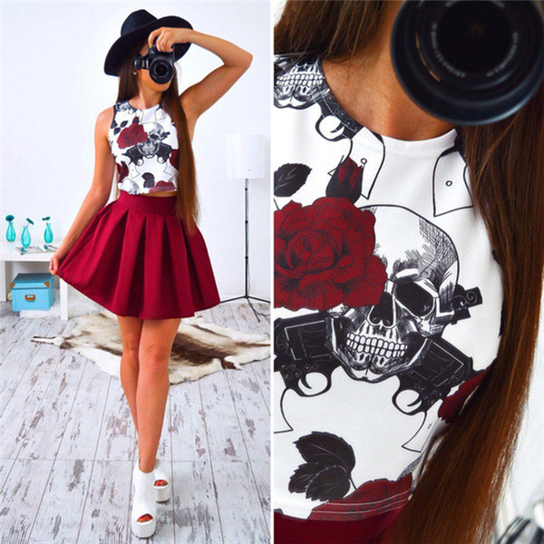 Πολλές κυρίες φρέσκο ​​σετ από δύο μέρη, συμπεριλαμβανομένων potniche και σύντομη πλισέ φούστα