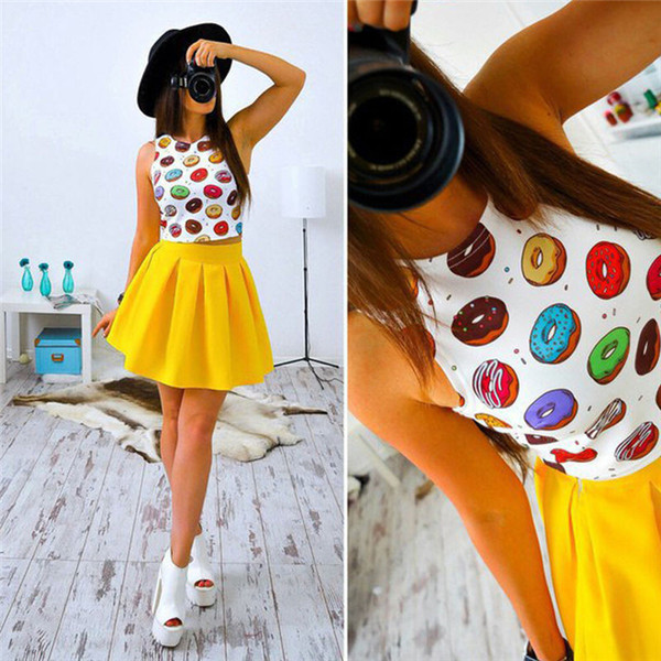 Πολλές κυρίες φρέσκο ​​σετ από δύο μέρη, συμπεριλαμβανομένων potniche και σύντομη πλισέ φούστα