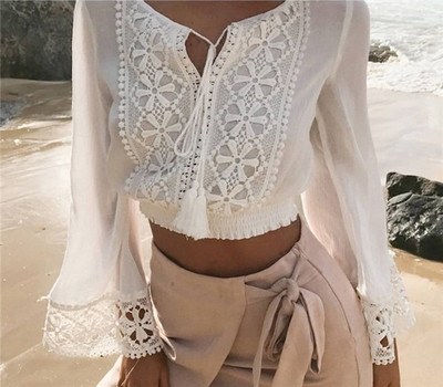 Много стилна дамска блузка в бродирани мотиви и широк 3/4 ръкав подходяща и за плаж