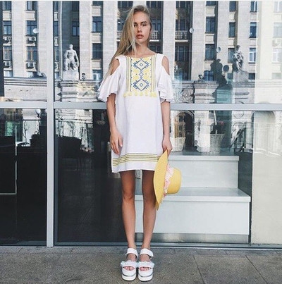 Κομψό κυρίες φόρεμα με ενδιαφέροντα κεντήματα γυμνό χέρι και το O-σχήμα κολάρο