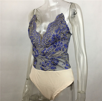 το σώμα Awesome κυρία με πολύ ενδιαφέρουσες λαμπερά στολίδια στο μπούστο