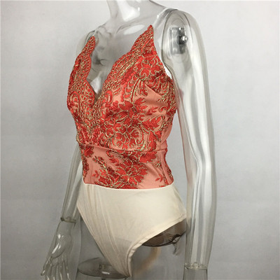 το σώμα Awesome κυρία με πολύ ενδιαφέρουσες λαμπερά στολίδια στο μπούστο