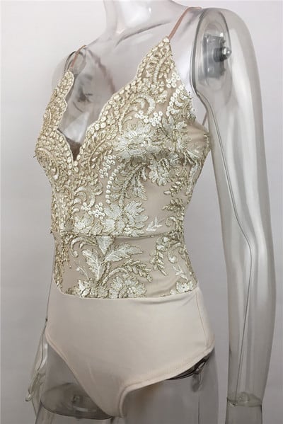 το σώμα Awesome κυρία με πολύ ενδιαφέρουσες λαμπερά στολίδια στο μπούστο