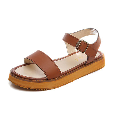 Τα καθαρά γυναικεία καθημερινά σανδάλια σε τρία διαφορετικά χρώματα