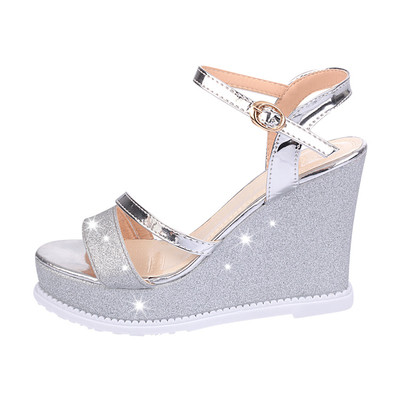 περιστασιακά σανδάλια Πολλές νέες γυναίκες υψηλού πλατφόρμα με ενδιαφέρον γυαλιστερά βότσαλα