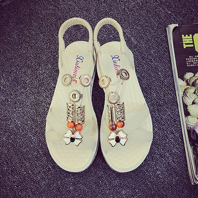 Φρέσκα κυρίες σανδάλια διακοσμημένα σε μπεζ, μαύρο και κόκκινο