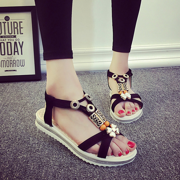 Φρέσκα κυρίες σανδάλια διακοσμημένα σε μπεζ, μαύρο και κόκκινο