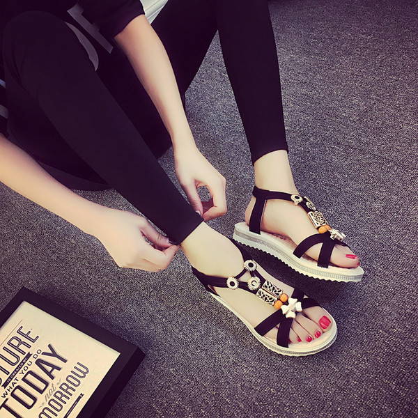 Φρέσκα κυρίες σανδάλια διακοσμημένα σε μπεζ, μαύρο και κόκκινο