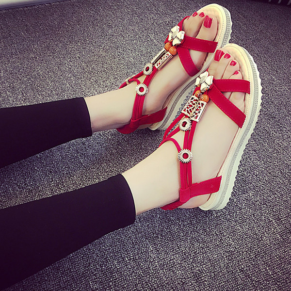Φρέσκα κυρίες σανδάλια διακοσμημένα σε μπεζ, μαύρο και κόκκινο