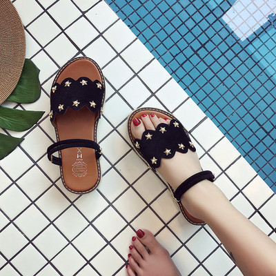 Κομψές γυναικείες παντόφλες με μεταλλικά στοιχεία σε μαύρο, πράσινο και μπεζ χρώμα