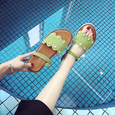 Κομψές γυναικείες παντόφλες με μεταλλικά στοιχεία σε μαύρο, πράσινο και μπεζ χρώμα