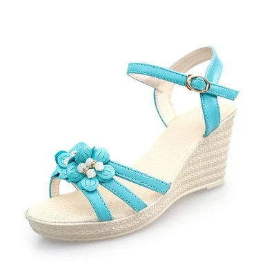 Οι γυναίκες σανδάλια με αστράγαλο πόρπη υψηλή πλατφόρμα και πολλά ειδώλια σε σχήμα λουλουδιών