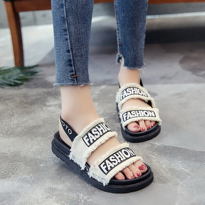 Οι γυναίκες σανδάλια με μια ενδιαφέρουσα επιγραφή - 2 χρώματα