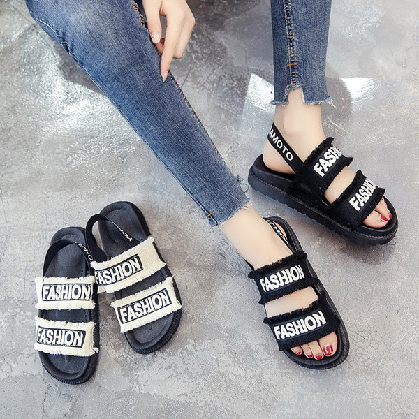 Οι γυναίκες σανδάλια με μια ενδιαφέρουσα επιγραφή - 2 χρώματα