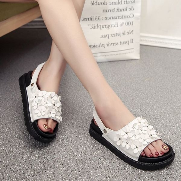 Παντόφλες γυναικείες με διακόσμηση λουλουδιών σε λευκό και μαύρο χρώμα