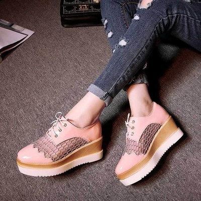 Γυναικεία αθλητικά παπούτσια σε πλατφόρμα σε ροζ, λευκό και μαύρο χρώμα