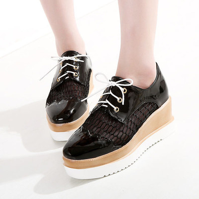 Γυναικεία αθλητικά παπούτσια σε πλατφόρμα σε ροζ, λευκό και μαύρο χρώμα