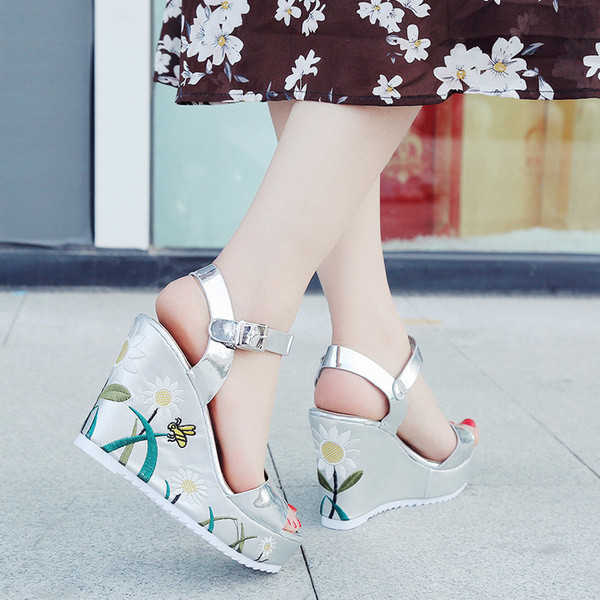 Ενδιαφέρουσες κυρίες περιστασιακή σανδάλια με πολύ όμορφα κεντήματα - 2 χρώματα