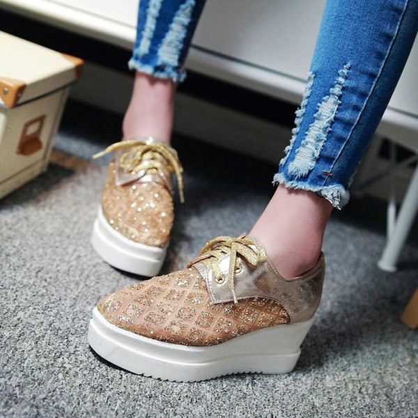 Μοντέρνα και λαμπερά γυναικεία πάνινα παπούτσια σε πλατφόρμα - πολύ άνετα