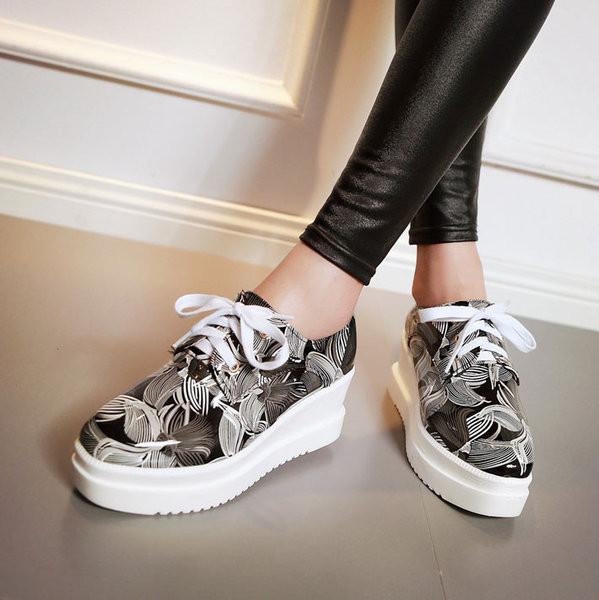 Γυναικεία αθλητικά παπούτσια σε πλατφόρμα σε 2 αποχρώσεις