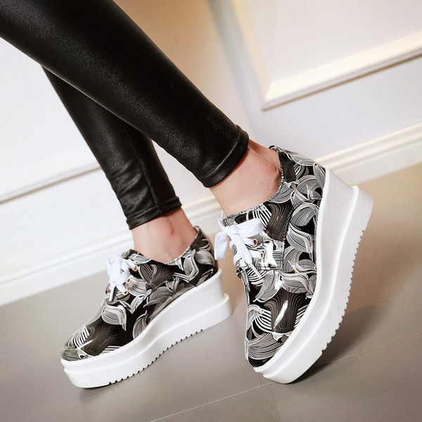 Γυναικεία αθλητικά παπούτσια σε πλατφόρμα σε 2 αποχρώσεις